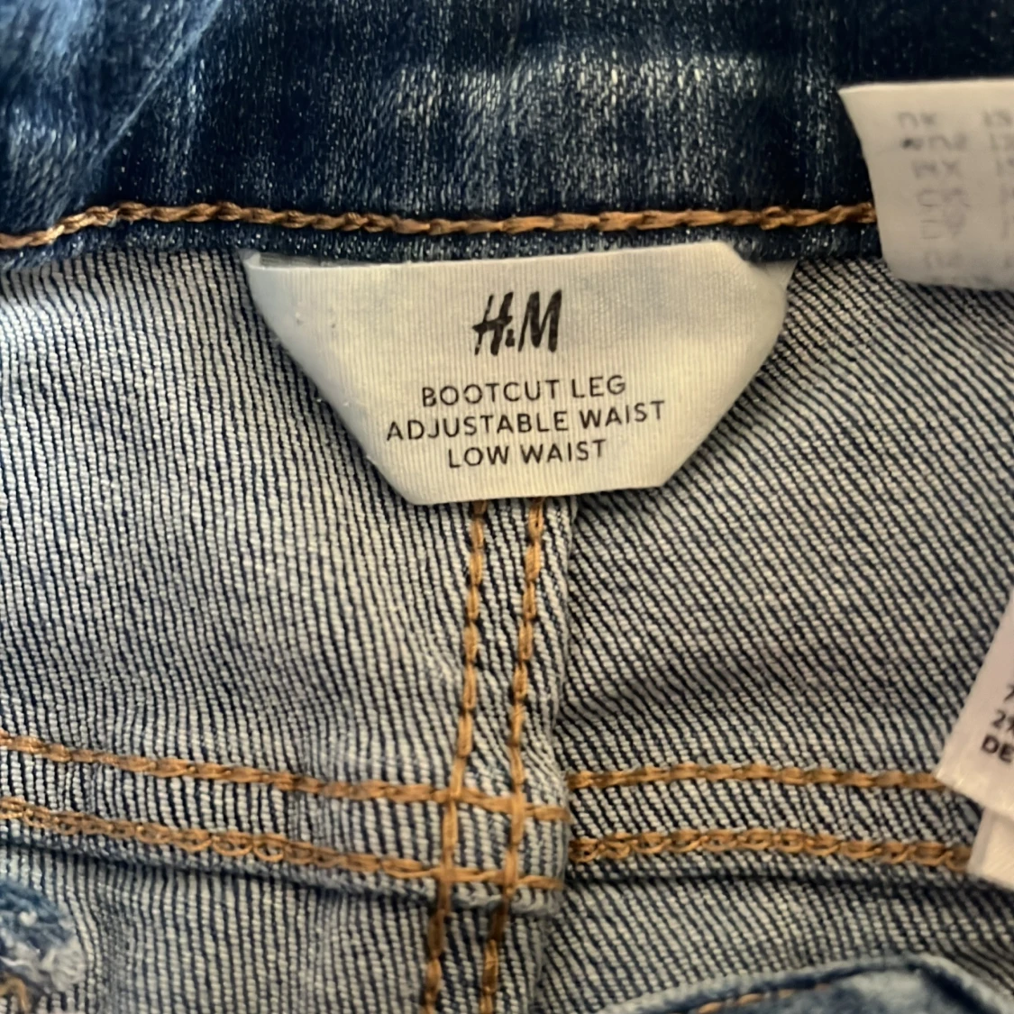 Blå bootcut jeans från H&M - 1