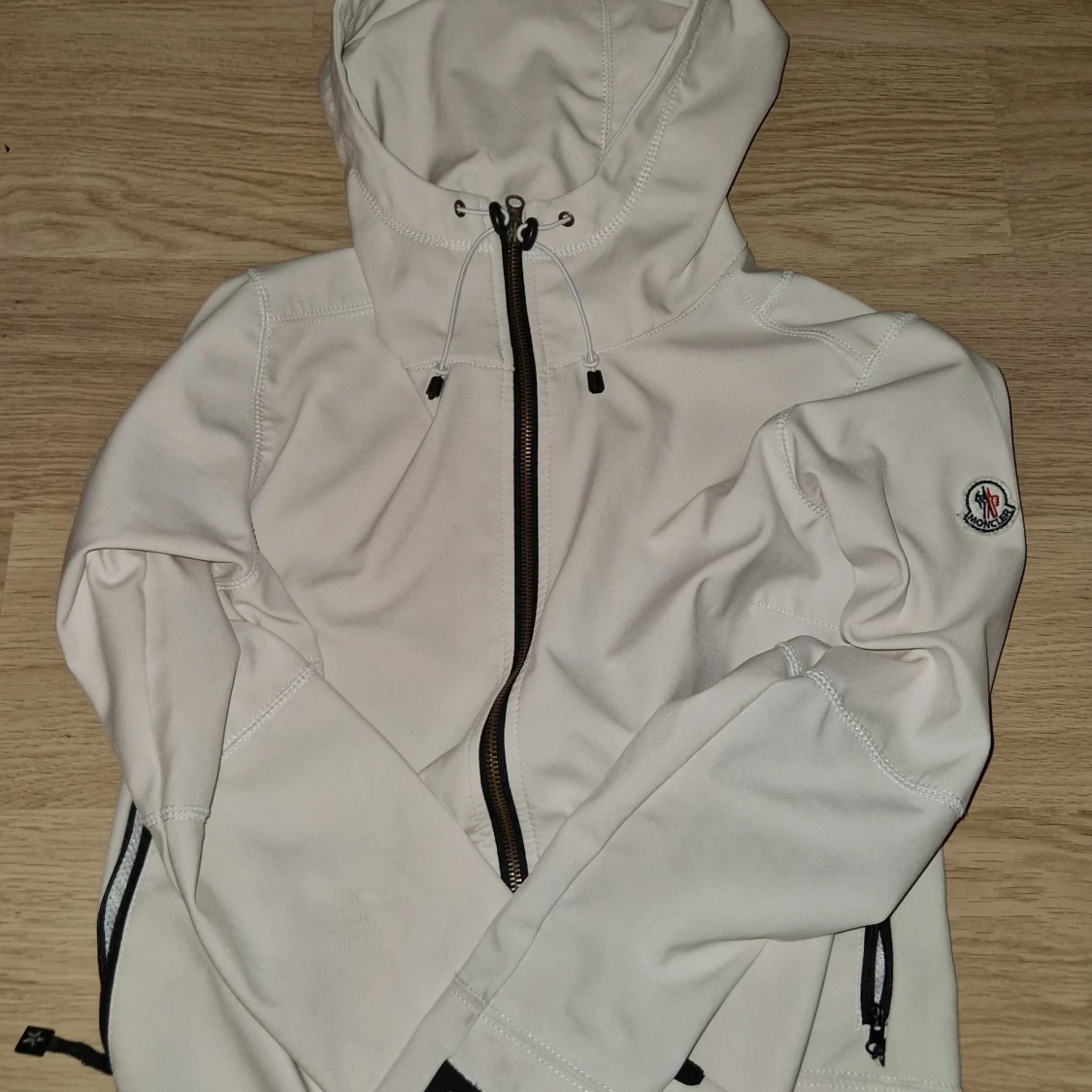 Vit vindjacka från Moncler med huva