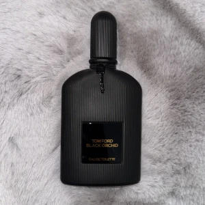 Tom Ford  - Tom Ford Black Orchid EDT 50 ml, 45 ml kvar. köpt på Kicks vintern 2025. En söt och kryddig parfym för män som luktar riktigt bra, perfekt nu till hösten och vintern. Hör av dig vid frågor, pris kan diskuteras🙌