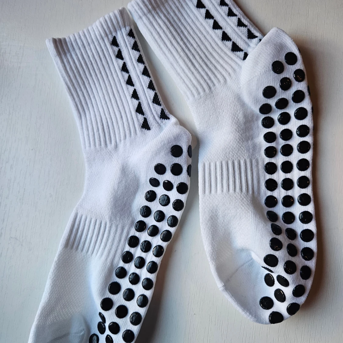 Vita greppstrumpor 49 kr par, 3-pack 129 kr