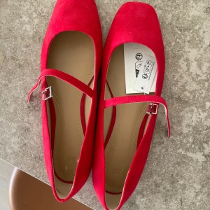 Röda ballerina skor - Röda ballerina skor i strl 39!! Helt oanvända 