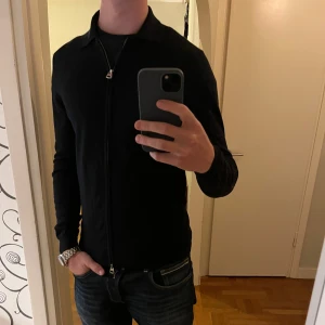 J.Lindeberg merino ull tröja med dragkedja  - Säljer denna sjukt snygga tröjan från J.Lindeberg🌟 Färgen är mörkblå och storleken är S✅ Den har inga defekter och skicket är utomordentligt🙌🤝 Sjukt najs passform och passar perfekt till hösten🍁🙌 Tveka inte på att höra av er dig vid minsta fråga eller 😊