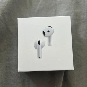 AirPods 4 (ANC) - Säljer ett par Apple AirPods 4 med aktiv brusreducering (ANC). Hörlurarna och laddningsfodralet är i mycket gott skick, med originalförpackning och tydlig modellinformation. Perfekt för trådlös musik och samtal. Inga synliga defekter eller slitage helt nya.