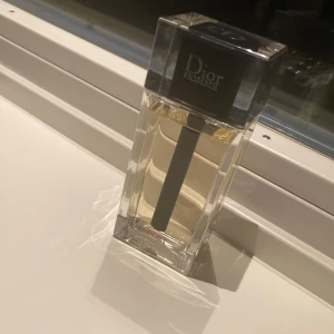 Dior Homme Sport parfym - Dior Homme Sport – en ikonisk parfym med modern känsla. Perfekt för dig som vill sticka ut med stil och energi. Snygg flaska som passar in i varje badrumshylla.