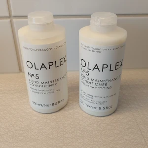 Olaplex No.5 Bond Maintenance Conditioner oöppnade  - Två flaskor Olaplex No.5 Bond Maintenance Conditioner, 250 ml vardera. Vit, krämig formula i stilrena vita plastflaskor med svart text. Perfekt för dig som vill stärka och vårda håret med en lyxig känsla. Oöppnade. Nypris Lyko 287:-st.