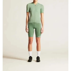 Grön cykeltröja från Craft - Sportig grön cykeltröja från Craft. Ny med prislapp. Storlek L men liten i storleken så snarare M. Nypris 800kr.