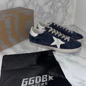 Golden goose skor - Hej,säljer mina navy blue Golden goose i storlek 43,Skorna är i mycket bra skick och dom har inga defekter osv.vid frågor och funderingar är det bara att skriva