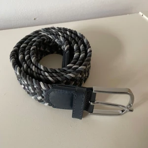 Flätat bälte från Onewear - Säljer nu detta helt oanvända flätade bälte från Onewear. 110 cm