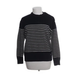 Randig stickad tröja från Armor Lux - Mysig stickad tröja från Armor Lux i marinblått. Säljer pga av för liten. Knappar på vänster axel som ger en snygg design och för att ändra hur löst/hård kragen ska sitta  