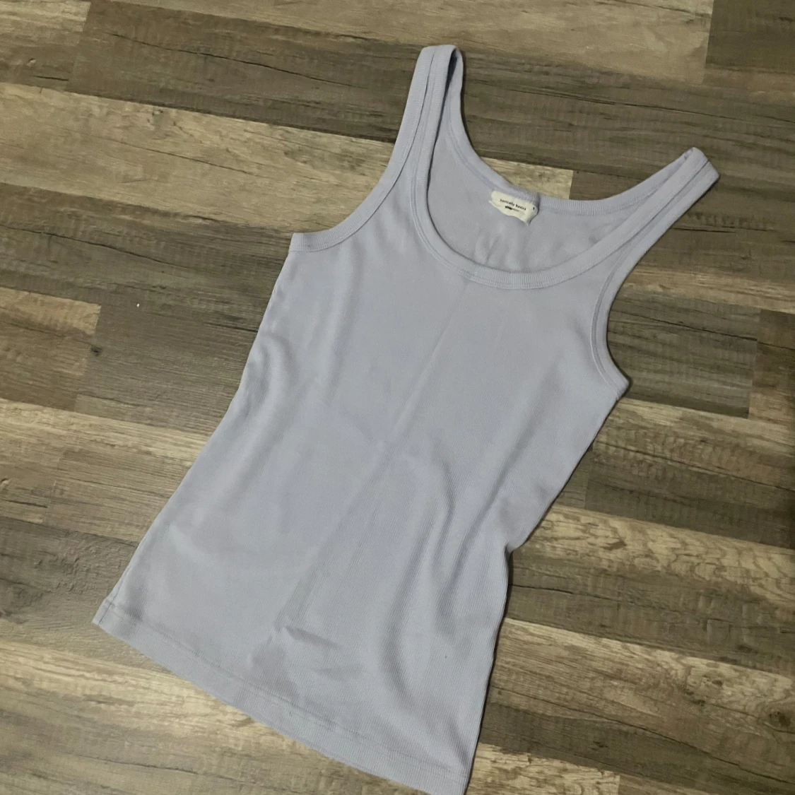 Ljuslila ribbat linne