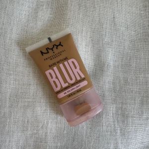NYX Bare With Me Blur Foundation - NYX Bare With Me Blur Foundation i färgen 08 Golden Light. Tuben innehåller 30 ml och har en matt, blurrande finish. Färgen är varm och gyllene, perfekt för dig som vill ha en naturlig look med medium täckning. Använd 2ggr så 80-90% kvar 