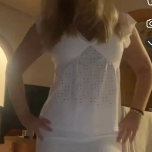 Vit blus  - Vit blus. Storlek s. Finns även i svart! 