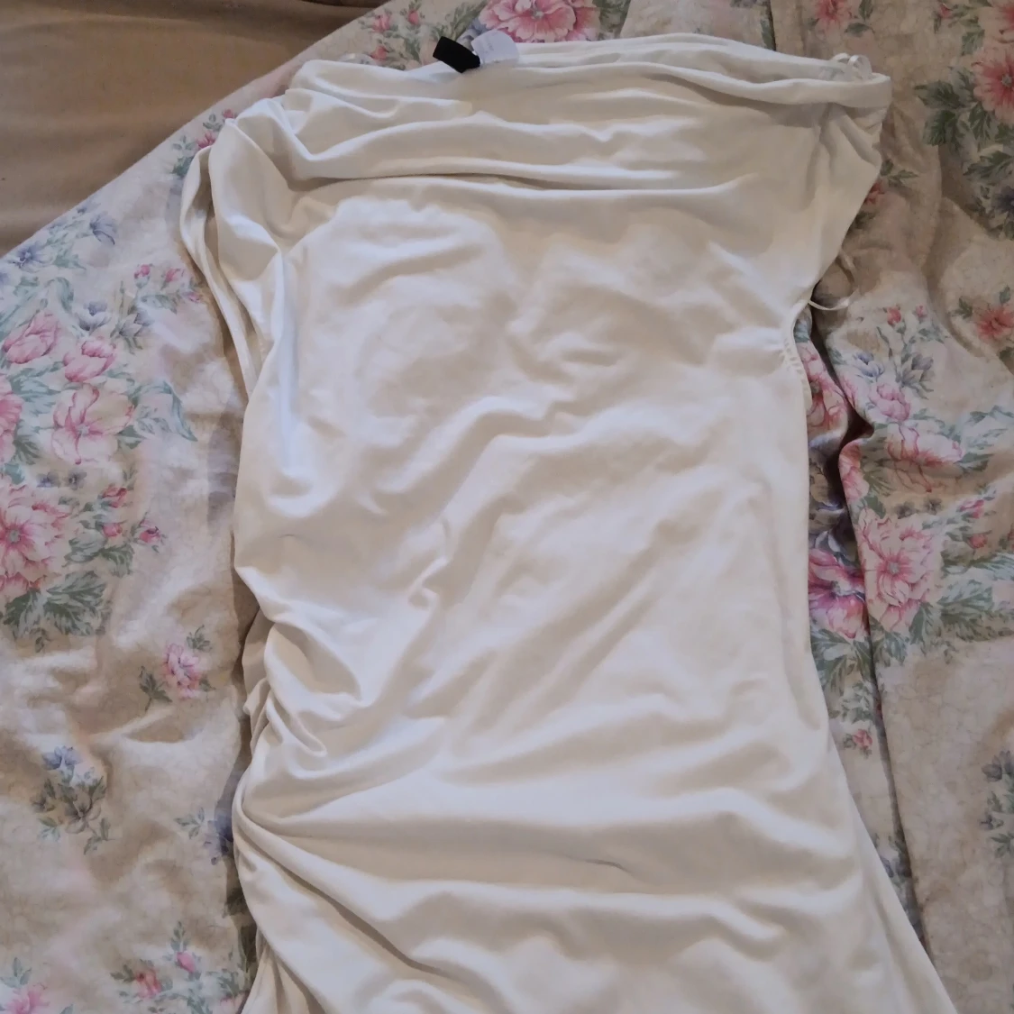 Vit offshoulder kortklänning Divided - 1