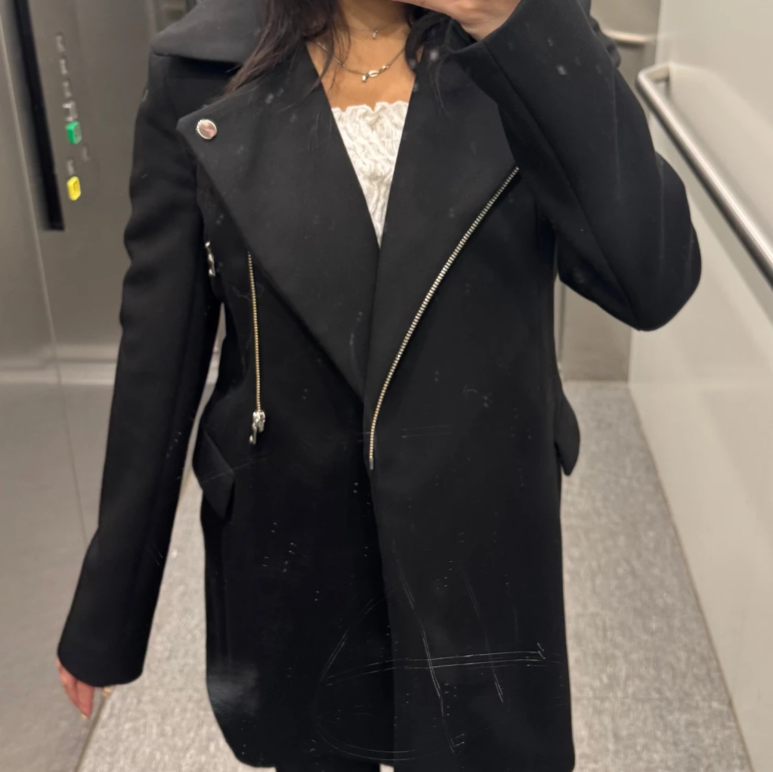 Svart rock med dragkedjedetaljer