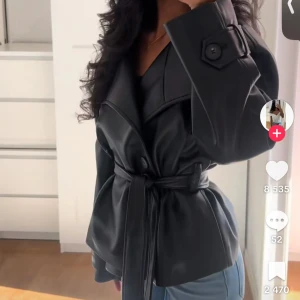 Skinn trenchcoat  - Säljar den populära skinn trenchcoat från gina. Endast använd 1 gång, så som ny. Skulle säga att den passar xs-m