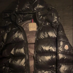 Moncler jacka - Säljer min moncler jacka i bra skick då jag inte använder den längre. Köpt för runt ett år sen skickat är perfekt vid frågor och om ni vill se hela bilderna på den hör av er:) priset går såklart att diskutera
