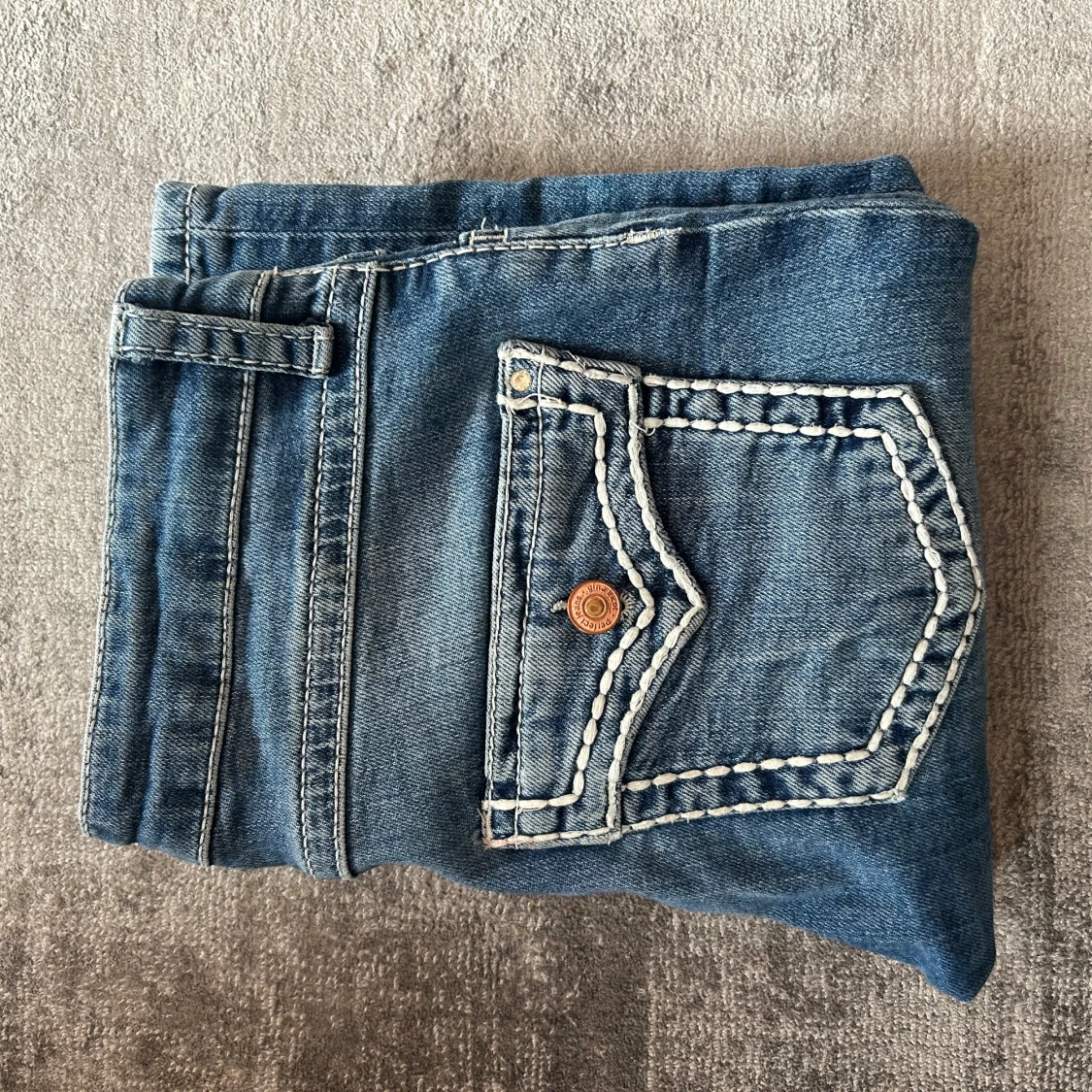 Blå jeans med kontrastsömmar - 2