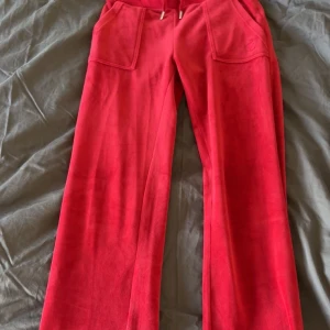 Röda Juicy couture  - Silver detaljer, som nya då jag knappt använt dem. Medelhöga i midjan, men jag har vikt ner dem vilken blir snyggt om man vill ha lågmidjat! Storlek XS men skulle säga att de passar S också. Priset går att diskutera så lägg prisförslag!