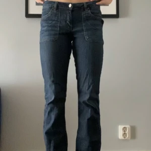 Mörkblå jeans - Snygga mörkblå bootcut jeans 