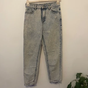  ljusblå jeans  - Snygga ljusblå acid wash jeans med raka ben och fransade benslut. Jeansen har klassisk femficksdesign, hög midja och slitna detaljer vid fickorna.