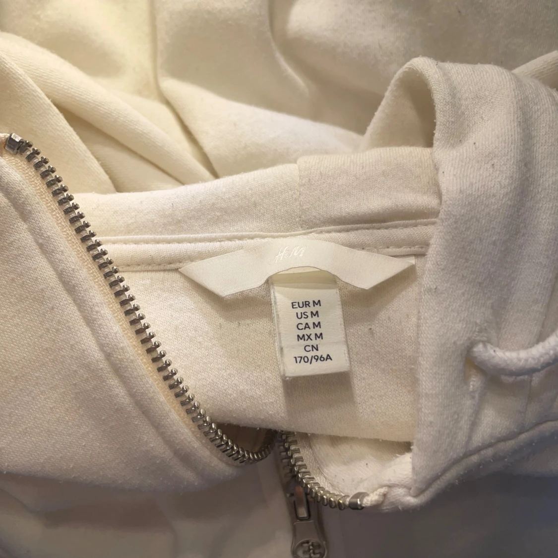 Vit hoodie med dragkedja  - 4