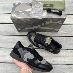 Valentino Rockrunner - Valentino rockrunner i en riktigt efterfrågad modell! Fint skick 9/10, inga defekter. Allt og medföljer, dustbags, box, snören, kort. Storlek 43 men passar även 44. Kontakta mig för fler frågor och funderingar!