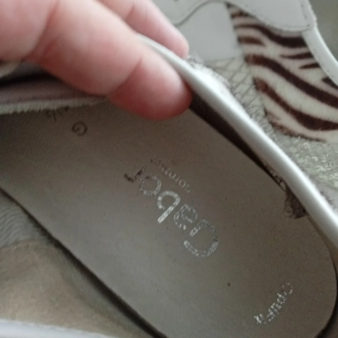 Vita sneakers med zebramönster och glitter - 4