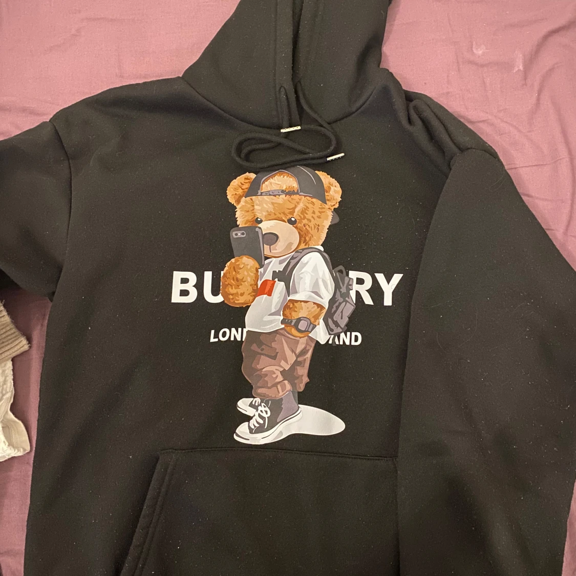 Svart hoodie med nalletryck från Burberry - 1