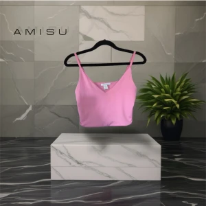 Rosa topp från Amisu - Säljer en söt rosa topp från Amisu i storlek S. Toppen har smala, justerbara axelband och v-ringning framtill. Den är croppad. Tyget är lite nopprigt.