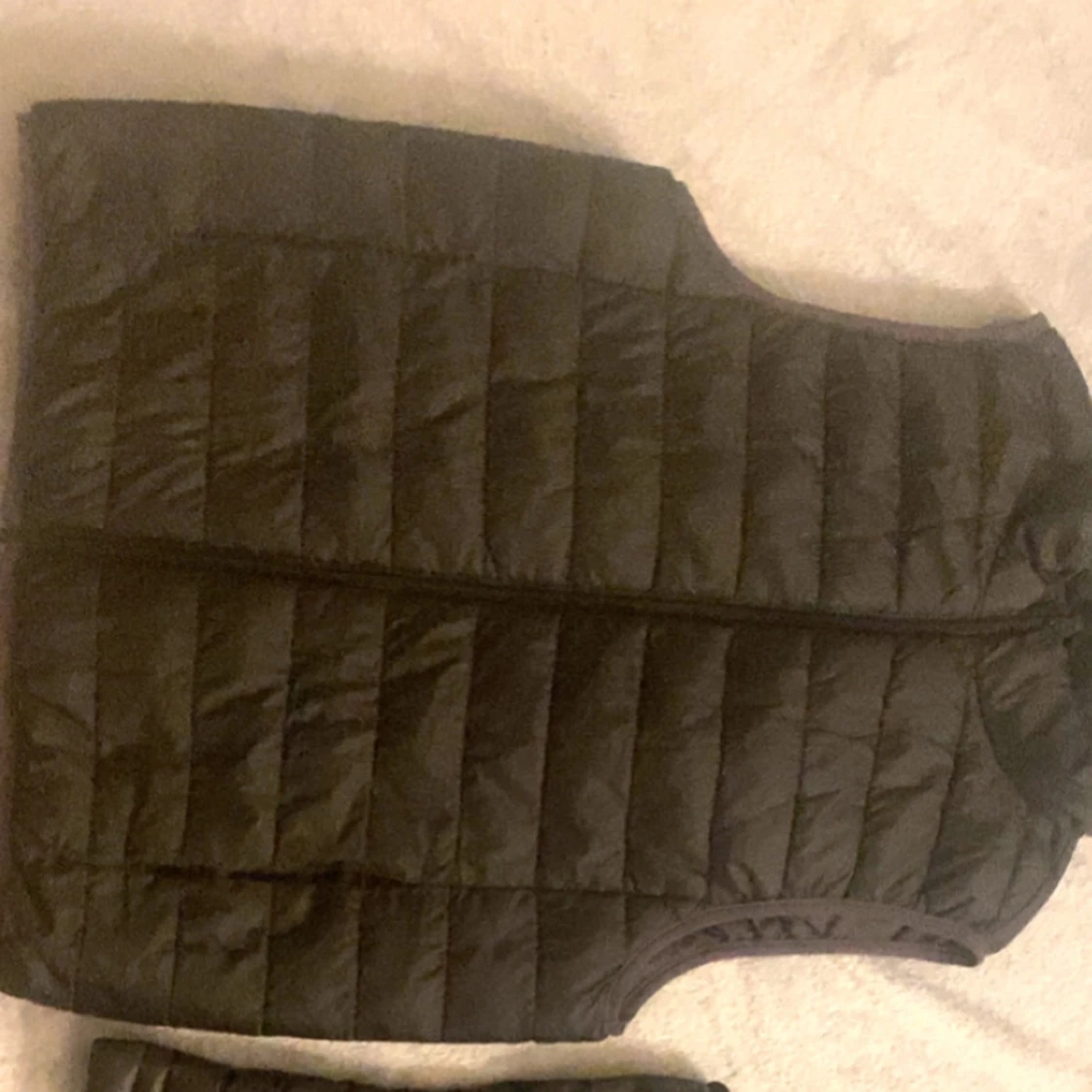 Svart quiltad dunväst med dragkedja - 2