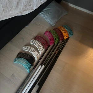 Oxdogklubbor  - Bilderna visar flera innebandyklubbor och klubblad i olika färger. Produkterna är sportutrustning. Alla klubbor är oxdog och blad, pris kan diskuteras beroende på klubba och med eller utan blad