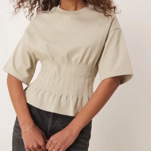 Grön korsett-topp  - Super fin topp från Gina i storlek sx. Aldrig använt.