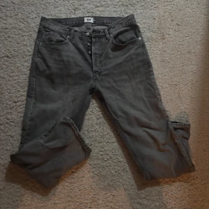 Grå Lager 157 ”seattle” jeans - W33 L32 - Säljer ett par grå Lager jeans med klassisk rak passform och knappgylf. Jeansen har fem fickor och är tillverkade i slitstarkt denim. Perfekta för dig som gillar en tidlös och avslappnad stil.