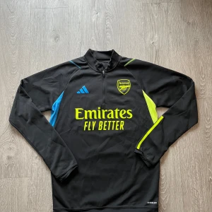 Arsenal tröja - Säljer en helt ny Arsenal tränings tröja i storlek S. Aldrig använt skriv kring frågor