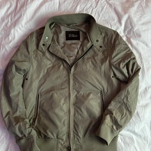 bomberjacka från Oscar Jacobson - Säljer nu min feta jacka från Oscar Jacobson, skick 8/10, passad dig mellan 160-175, jag är 176 på bilden! Hör av dig om du har några frågor