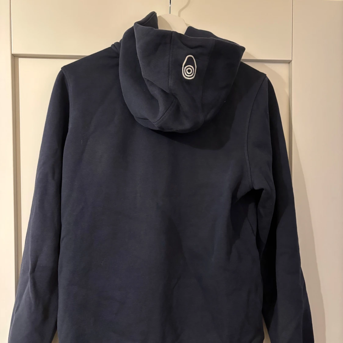 Mörkblå hoodie från Sail Racing - 1