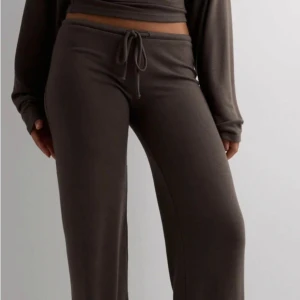 Nelly, My Chill Pants - Vi alla har sätt dom populära lågmidjade mjukisbyxorna från Nelly, My Chill Pants. Jätte sköna i materialet och såå snygga. Prislappen är kvar och dom har aldrig använts, säljer pågrund av att jag köpte fel storlek och är lat att gå och lämna tillbaka dom så jag hoppas på att jag kan få dom sålda här😅Nypris är 349kr (Pris går EJ att diskutera då dom är helt nya!)