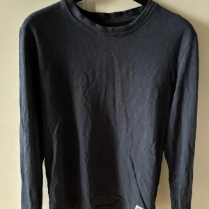 Mörkblå sweatshirt - Fin sweatshirt som har en vintage känsla. Storlek Xl men sitter som M-L. Inga defekter.