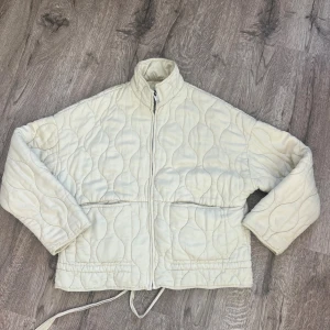 Quiltad beige jacka från Zara - Quiltad beige jacka från Zara. (Använd enstaka gång)