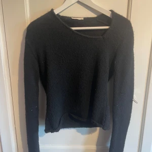 Grå asymmetrisk stickad tröja - säljer min jättecoola tröja från LeGer. använd fåtal gånger 💞