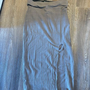 Brunt ribbat sett ifrån Gina Tricot - Säljer ett sett ifrån från Gina Tricot. Toppen är ribbad med rund halsringning och har en slim passform. Materialet är mjukt och stretchigt. matchande kjol till med samma material, och är ribbad. 