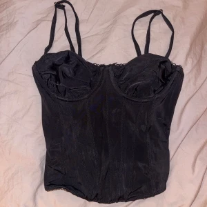 Svart topp - Storlek S men skulle säga XS