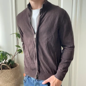 Massimo Dutti full zip brun M - Massimo Dutti full zip brun M, inga defekter! Modellen är 180,75 kg. Tröjan är däremot minimalt urtvättad. Kom med frågor! Riktigt najs tröja 😊
