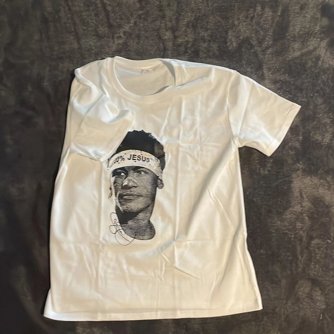 Vit t-shirt med grafiskt tryck - 2