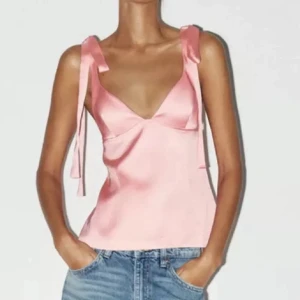 Rosa satinlinne från Zara - Supersöt linne från Zara som inte säljs på Zara längre, prislappen är kvar💘💘 nypris: 400