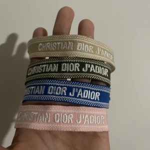 Armband - 4 st armband för ett väldigt bra pris o kvalitet! Justerbar är armbanden!