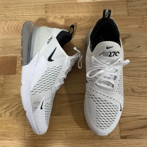 Air Max 270 - Nike Air Max 270  Säljer mina Nike Air Max 270 i nästan nyskick, bara använda en gång.  Storlek: 45 Modell: Air Max 270
