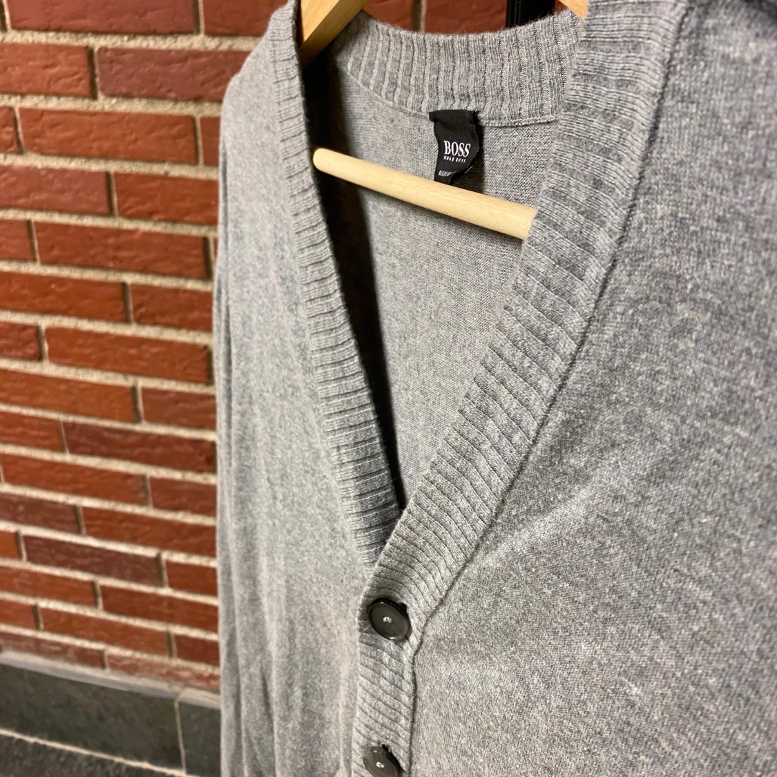 Grå kofta från Hugo Boss med knappar - 1