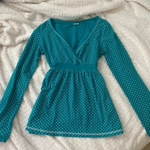 Turkos omlottopp med småmönster - 🩵🩵🩵