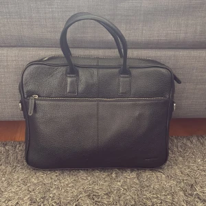 Svart datorväska i skinn - Datorväska från John Henric, skick 9/10 knappt använd, axel band tillkommer